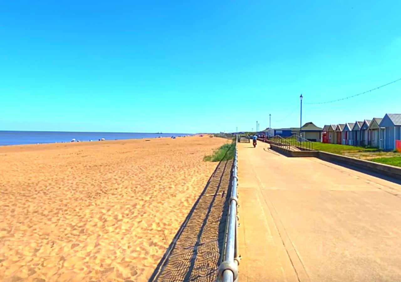 Romantic Lakeside Cottage By The Beach! With Super Cosy Log Burner! The Perfect Escape To Your Home From Home By The Sea! So Relaxing - You Won'T Want To Leave! Pet Friendly! Mablethorpe Bagian luar foto