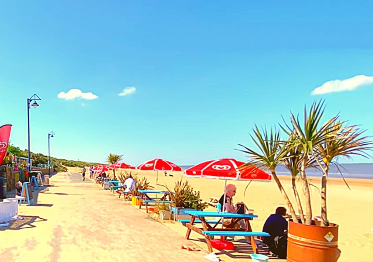 Romantic Lakeside Cottage By The Beach! With Super Cosy Log Burner! The Perfect Escape To Your Home From Home By The Sea! So Relaxing - You Won'T Want To Leave! Pet Friendly! Mablethorpe Bagian luar foto