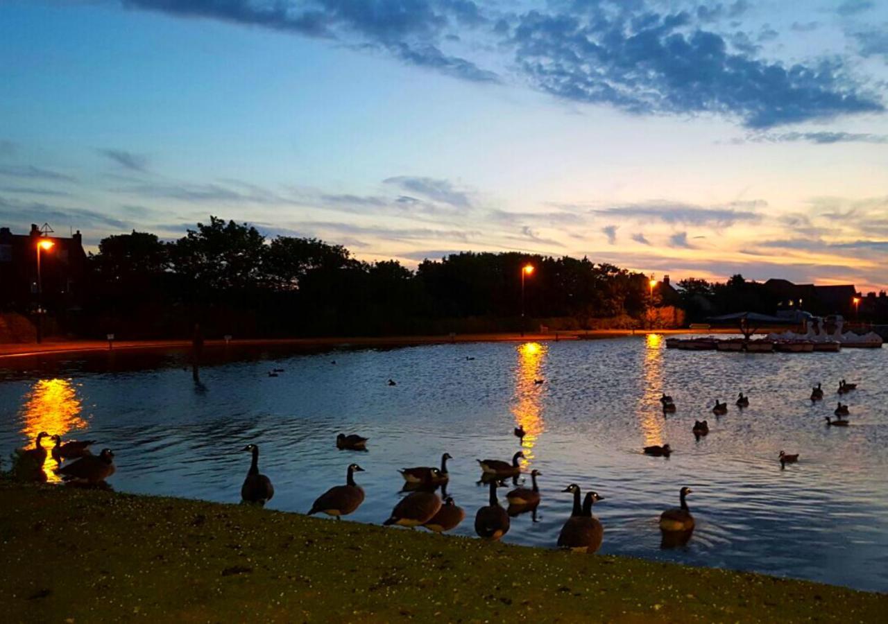 Romantic Lakeside Cottage By The Beach! With Super Cosy Log Burner! The Perfect Escape To Your Home From Home By The Sea! So Relaxing - You Won'T Want To Leave! Pet Friendly! Mablethorpe Bagian luar foto