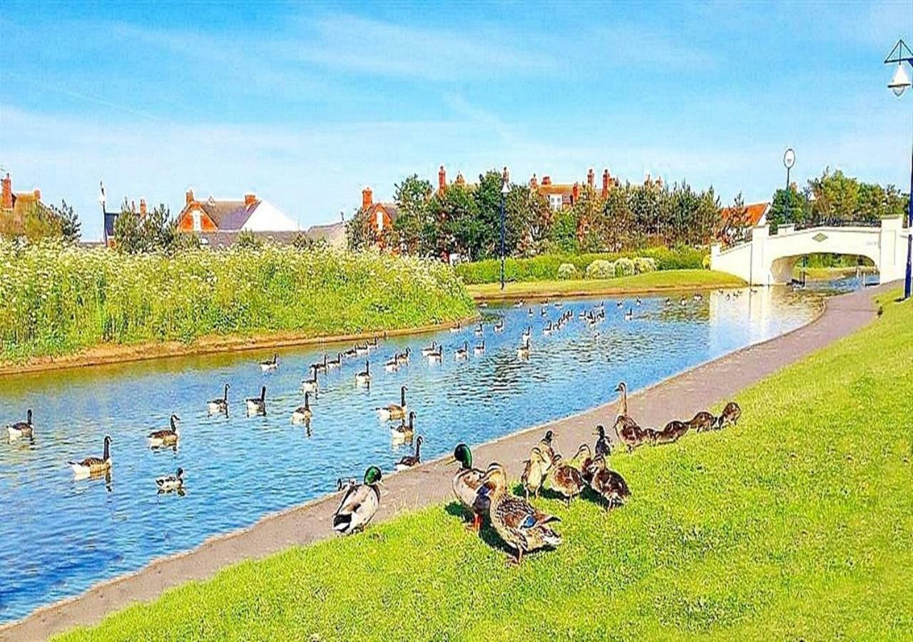Romantic Lakeside Cottage By The Beach! With Super Cosy Log Burner! The Perfect Escape To Your Home From Home By The Sea! So Relaxing - You Won'T Want To Leave! Pet Friendly! Mablethorpe Bagian luar foto